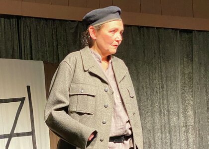 Motstandskvinnen Jacob, Kirsti Hougen som Eva Kløvstad i Milorg-uniform - Klikk for stort bilde
