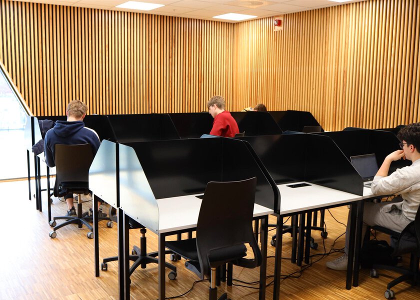 Skolebiblioteket, lesesalen - Klikk for stort bilde