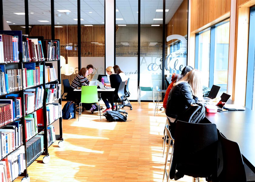 Skolebiblioteket, studieplasser - Klikk for stort bilde