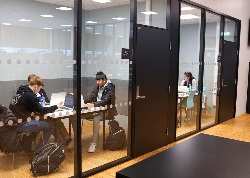 Skolebiblioteket, studieplasser - Klikk for stort bilde